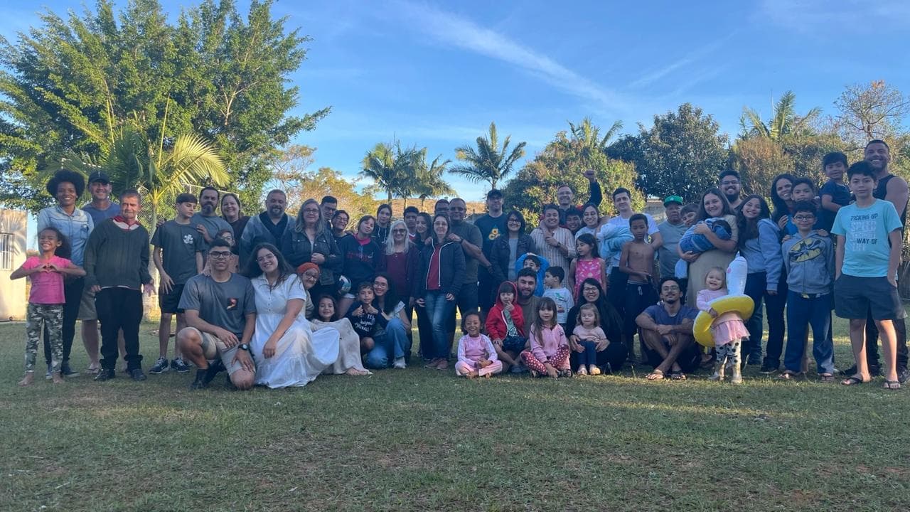Membros da Igreja Batista Esperança reunidos ao ar livre